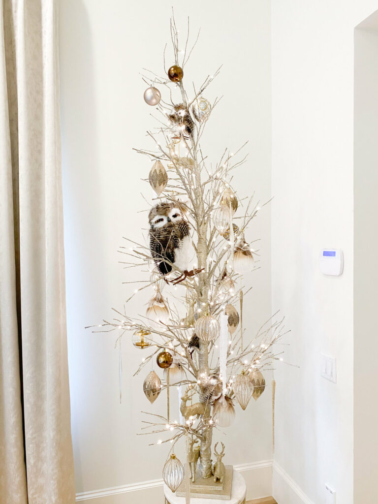 Holiday Ornament Display #holidaydecor #homedecor #holidaystyle #holidayhomedecor #hometour #holidayhometour #whiteornaments #stringlights 